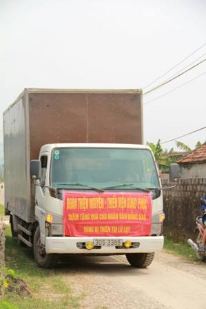 Thăm và tặng quà đồng bào lũ lụt tại Nghệ An