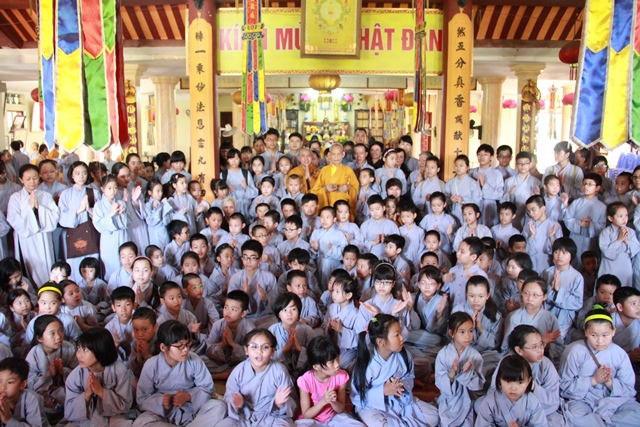  Thiếu nhi TVTL Sùng Phúc hành hương đảnh lễ Đức Pháp chủ và HT Bảo Nghiêm 