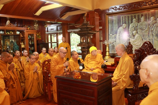 Hòa Thượng Pháp chủ GHPGVN thăm Hòa Thượng Tôn Sư Trúc Lâm tại Tổ Đình TV Thường Chiếu