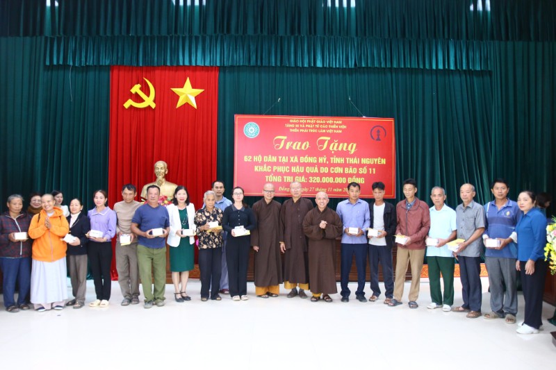Đoàn Tăng Ni Phật Tử Thiền Phái Trúc Lâm Thăm và Tặng Quà Đồng Bào Bị Ẩnh Hưởng Lũ Lụt tại Thái Nguyên