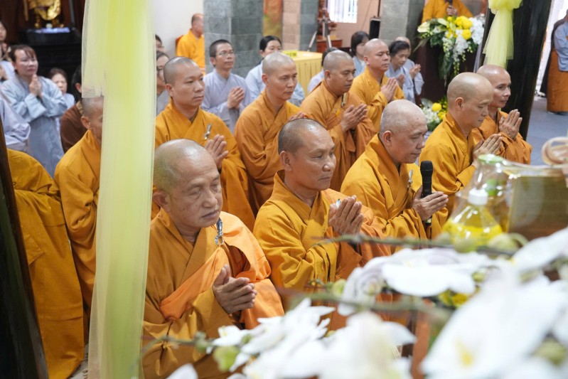 Đoàn Tăng Ni Phật Tử Thiền Phái Trúc Lâm VN thành kính đảnh lễ Giác Linh HT Thượng Phước Hạ Tú Tại Tổ Đình Chùa Giác Thiên